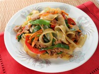 「平べったい生マロニーちゃんのチャプチェ」（提供）