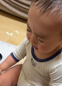 「いたかった～」と目をギュー！！（提供：＠hoippu_1004さん）
