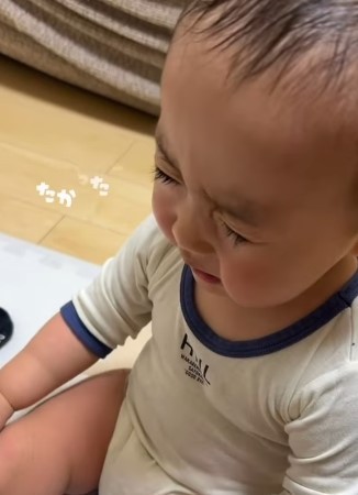 「いたかった～」と目をギュー！！（提供：＠hoippu_1004さん）
