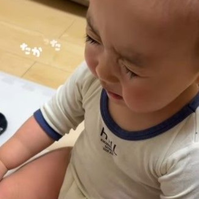 「いたかった～」と目をギュー！！（提供：＠hoippu_1004さん）
