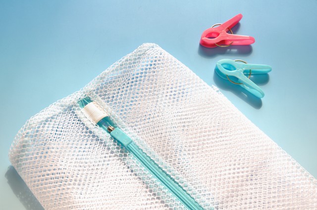 制服は上下別々に洗濯ネットに入れて洗濯するのがおすすめ※画像はイメージです（kilala/stock.adobe.com）