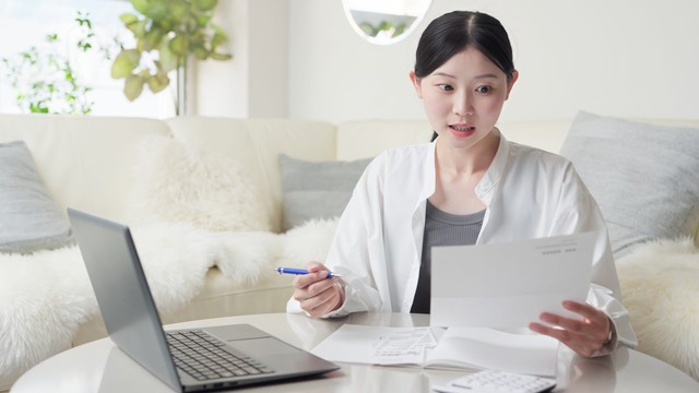 請求額を見て、思わず目を疑う ※画像はイメージです（mapo/stock.adobe.com）