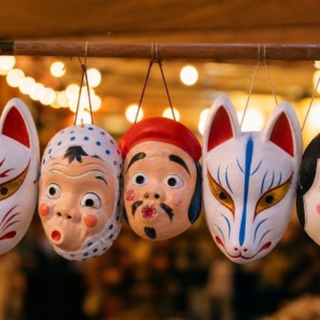 露店に並ぶお面　※画像はイメージです（LOUNA Studio／stock.adobe.com）