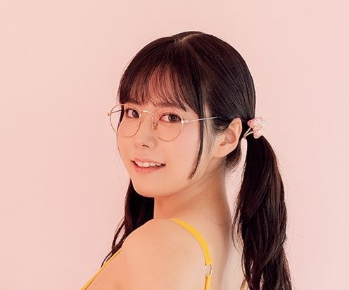 東雲うみ「週刊SPA!」（扶桑社）2025年11月25日・12月2日合併号より＝撮影：鈴木ゴータ ヘアメイク：杉野加奈 塚田桃子 スタイリング：毛塚由恵