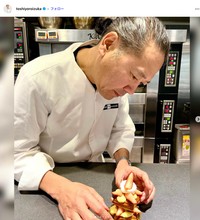 鎧塚俊彦さん「本日は朝より台湾のラボにて、日本と台湾における原材料の違いが製品にどのような影響を及ぼすかを検証いたしました」（本人の公式インスタグラム、2月24日の投稿から）