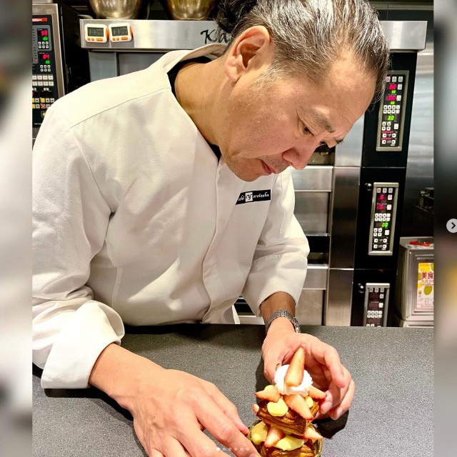 鎧塚俊彦さん「本日は朝より台湾のラボにて、日本と台湾における原材料の違いが製品にどのような影響を及ぼすかを検証いたしました」（本人の公式インスタグラム、2月24日の投稿から）