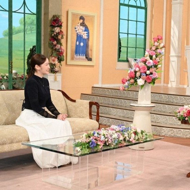 黒柳徹子さん（右）とトークを繰り広げる岩田絵里奈さん