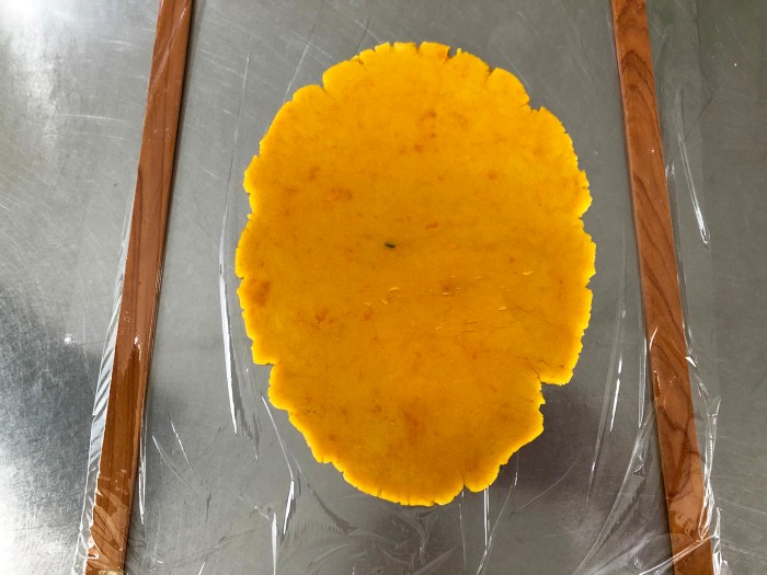 作業台にラップを広げ、麺棒で厚さ3mm程度にのばす。