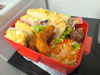 翌日に作ったサンドイッチ弁当。前日のアドバイスを取り入れ、枝豆をピックに刺して盛り付けた／坂田聖一郎（ドラゴン先生）さん（@dragonteacher2020）提供