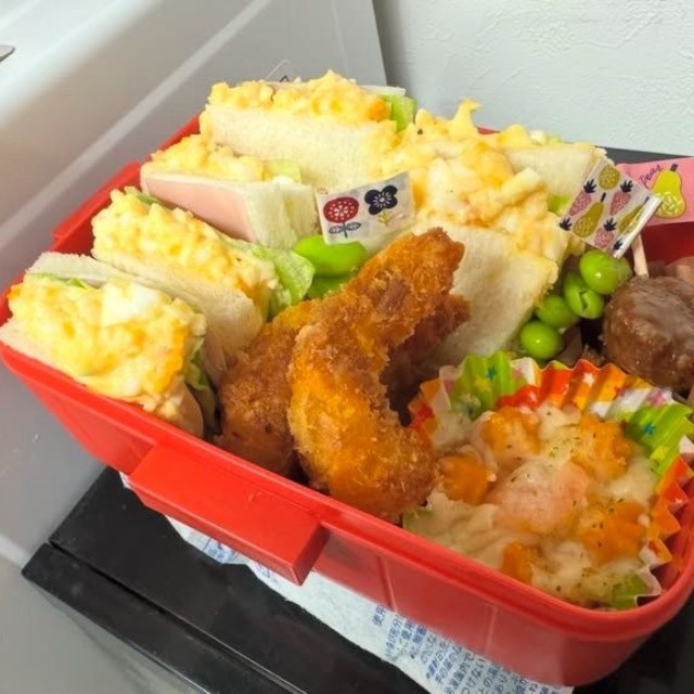 翌日に作ったサンドイッチ弁当。前日のアドバイスを取り入れ、枝豆をピックに刺して盛り付けた／坂田聖一郎（ドラゴン先生）さん（@dragonteacher2020）提供