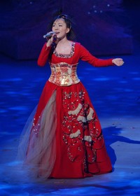 紅白歌合戦で熱唱する平原綾香＝2004年