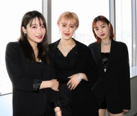 PINK CRES.の(左から)二瓶有加、夏焼雅、小林ひかる＝2020年2月撮影