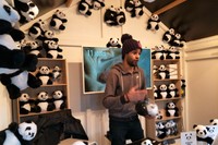 パリ・サンジェルマン広場でパンダのぬいぐるみを売る屋台