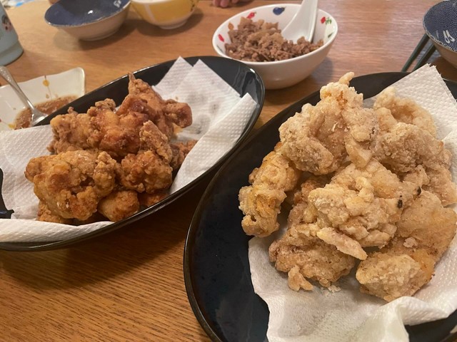 夫は衣の色や食感まで違う2種類の唐揚げを用意／sayaさん（@saya_kaeao）提供