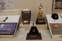 関西大学博物館に展示された村山実さんゆかりの品々
