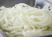 スライスした新玉ねぎを生食する時は、サッと「酢水」にさらして※画像はイメージです（karin/stock.adobe.com）