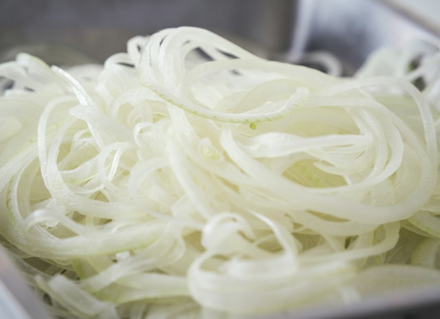 スライスした新玉ねぎを生食する時は、サッと「酢水」にさらして※画像はイメージです（karin/stock.adobe.com）
