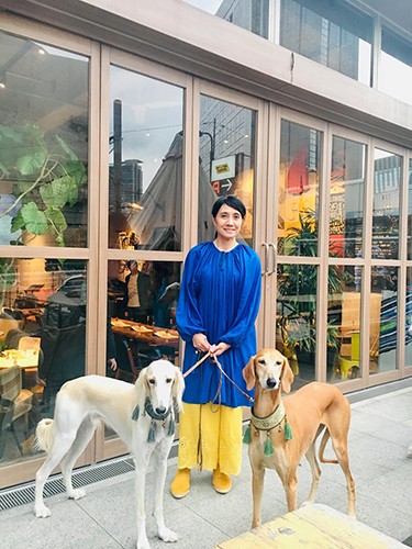 詩の朗読をされた辻瑞穂さんと愛犬サルーキ達。左はブルーノ（11カ月）、右はキアラ（7歳）　