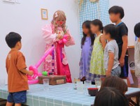 食事の後はピエコロさんがバルーンアートで子どもたちを楽しませた