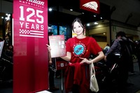 「東京モーターサイクルショー2026」の企業ブースを彩ったコンパニオン