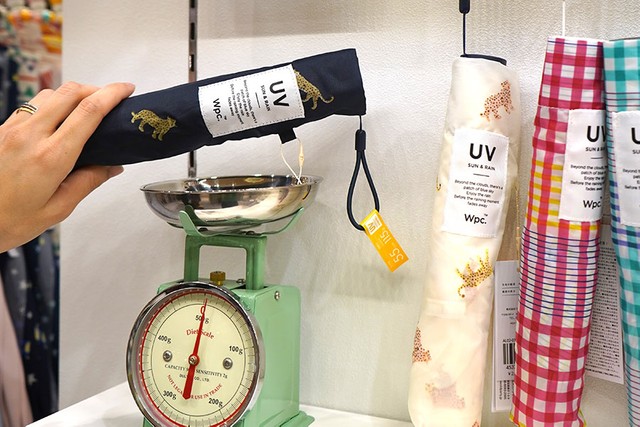 「Wpc.」の折りたたみ傘は最小70gなど、軽いのが多いのも特徴。写真は115gと軽量ながら直径90cmと大きさにこだわった「エアライトアンブレラ」（3080円）