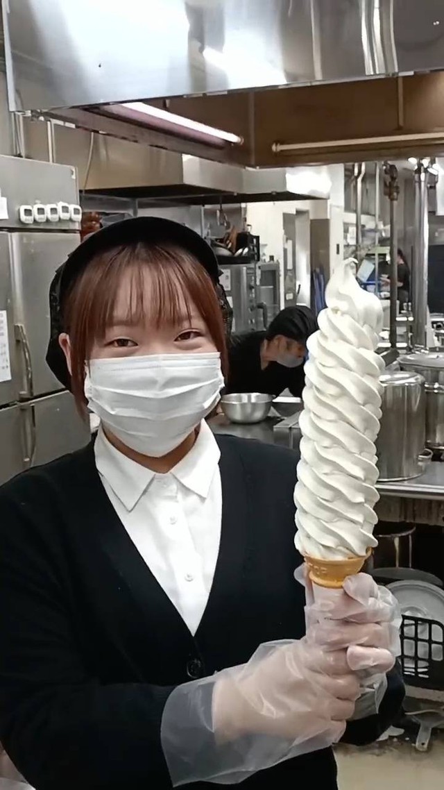完成した10段ソフトは、顔より背が高い（画像提供：道の駅 万葉の里 高岡）