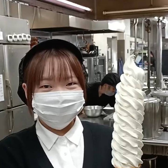 完成した10段ソフトは、顔より背が高い（画像提供：道の駅 万葉の里 高岡）