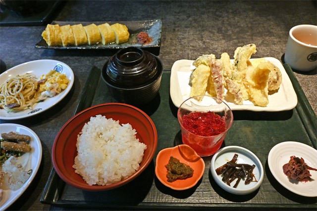 本店にある「竈炊き立てごはん𡈽井」では、お漬物を新しい発想でいただけます。こちらはお漬物の天ぷら。お漬物やおばんざいも食べ放題です