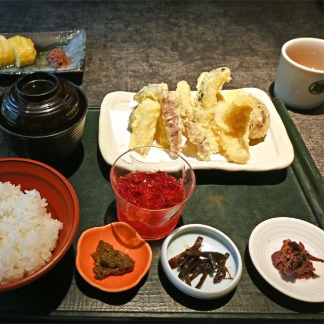 本店にある「竈炊き立てごはん𡈽井」では、お漬物を新しい発想でいただけます。こちらはお漬物の天ぷら。お漬物やおばんざいも食べ放題です