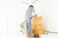 段ボールが積まれた、引っ越し準備中の部屋 ※画像はイメージです（TAGSTOCK2/stock.adobe.com）