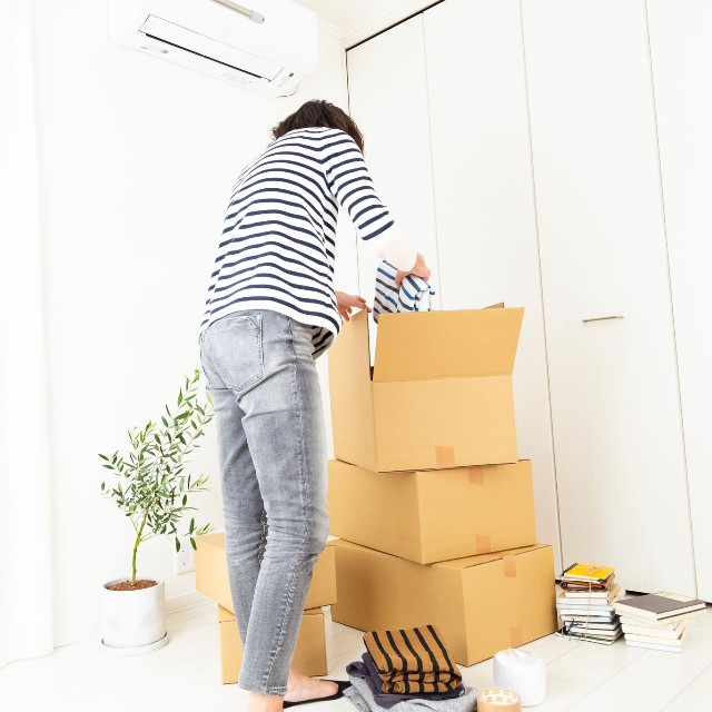 段ボールが積まれた、引っ越し準備中の部屋 ※画像はイメージです（TAGSTOCK2/stock.adobe.com）