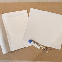 使用するのはマス目のあるノート、厚紙。使う道具：ハサミ、のり （提供：ぽんさん）