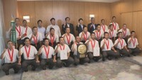 岡山県知事を表敬訪問した岡山学芸館の選手ら