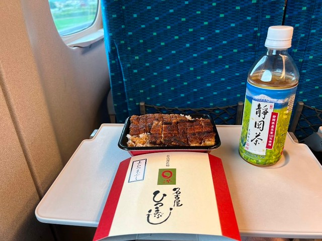 帰りの新幹線で食べたというひつまぶし。 ※レニックさん提供