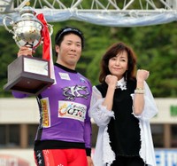 日競選理事長杯を制した深谷選手を祝福する柏原芳恵さん（2014年）