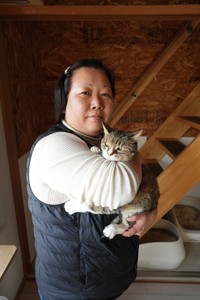 ちーちゃんを抱っこする新田さん