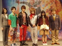 「仮面ライダーウィザード」の会見に出席した（左から）高山侑子、戸塚純貴、白石隼也、鬼龍院翔、奥仲麻琴、小倉久寛＝2012年