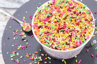 カップアイスにこぼれるほどの追いカラースプレー。これは、大人の夢。（画像：共立食品株式会社Instagramより）
