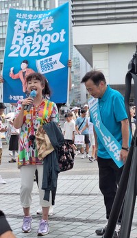 応援に飛び入りした「ピンクの電話」の清水よし子（左）に頭を下げるラサール石井＝東京・ＪＲ新宿駅東口