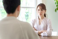 不満な表情で会話する女性と男性※画像はイメージです（taka/stock.adobe.com）