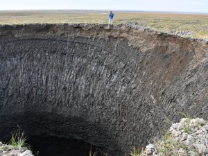 北極圏の永久凍土に巨大な穴　温暖化で解けてメタン放出、温室効果が加速する懸念
