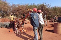 人力の圧縮機械を使い、土れんがをつくる「エレメンテール」の作業員ら＝2023年12月23日、セネガル西部、荒ちひろ撮影