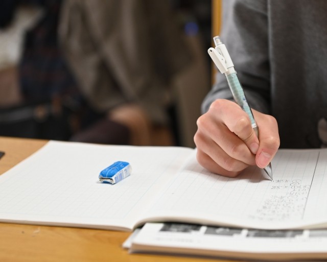 第3志望の中学校に入って「分相応」の環境が、息子の自己肯定感を育てたという（photoACより「DragonOne」さん撮影、イメージ画像）