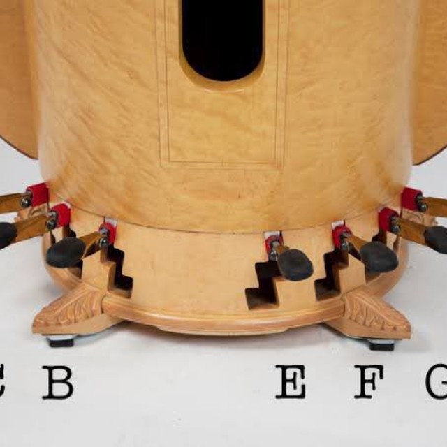 ハープにはペダルがあります（提供；中村愛さん）