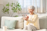 AI見守りロボの導入で、遠距離介護も安心※画像はイメージです（SkyLine/stock.adobe.com/）