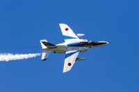 機体を傾けて飛ぶブルーインパルス※画像はイメージです（w_p_o/stock.adobe.com）