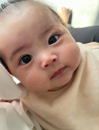 くりくりお目目の生後3カ月のえなちゃん／Ayakaさん（@_ta107）提供