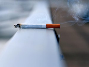 「怖い」と震える彼女の指先を見て、私は煙草をやめた。「その日」の後悔を減らすため