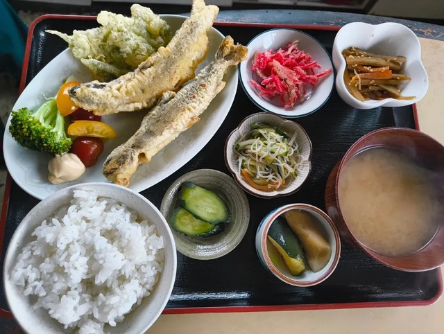 「本日のグランマセット」980円の一例。店長が釣ってきた天然オショロコマ（北海道に生息するイワナの仲間）や自家栽培の大葉を天ぷらにして（グランマさんInstagramより）