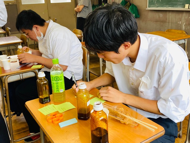 ソース作りをスタートさせた生徒たち